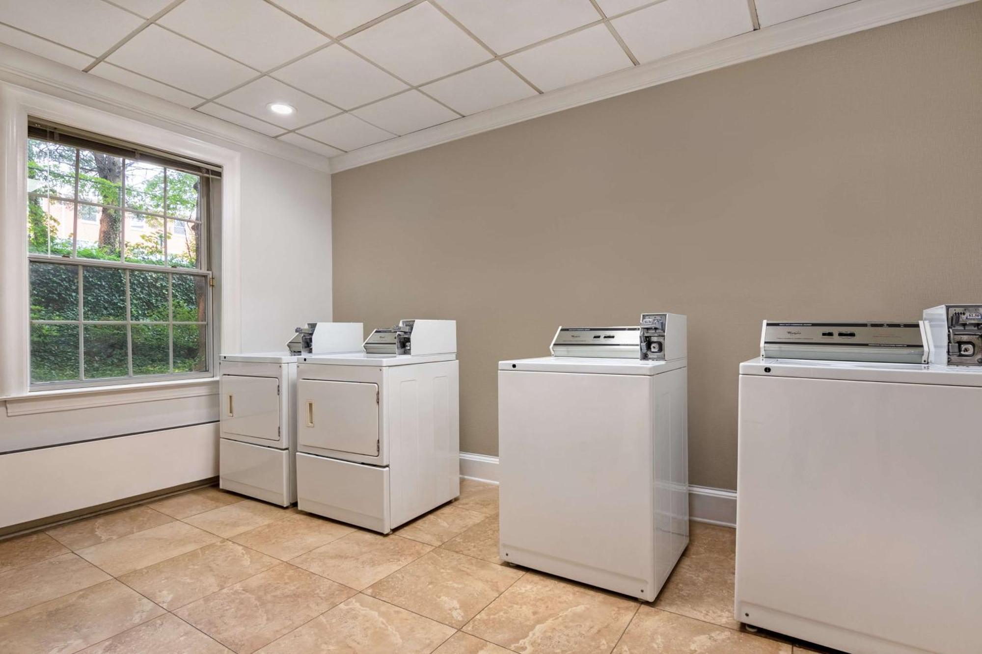 Hampton Inn & Suites Stamford Extérieur photo